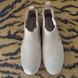 TOMS Bryce suede ankle boot. color sand size 8. Never worn